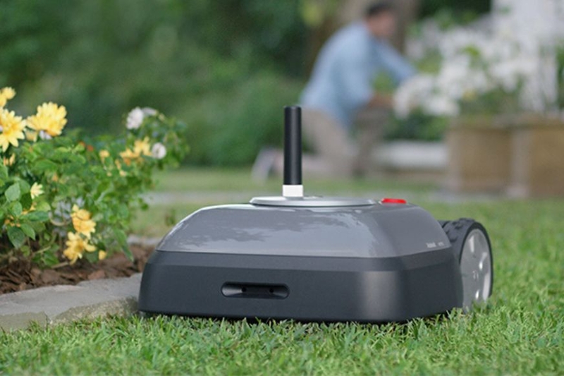 Man sieht den iRobot Terra T7 in einem Garten.